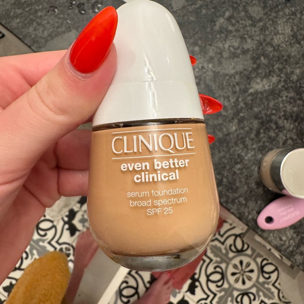 Even Better Clinical Serum Foundation SPF 25